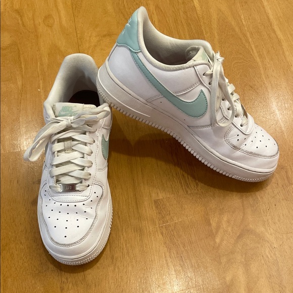 Nike Air Force 1 AF1 White and Mint Green Women’s Sneakers Size 8.5 - Picture 1 of 16